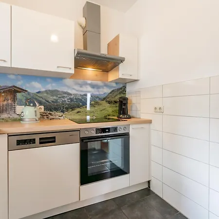 ياسمين زيل أم سي