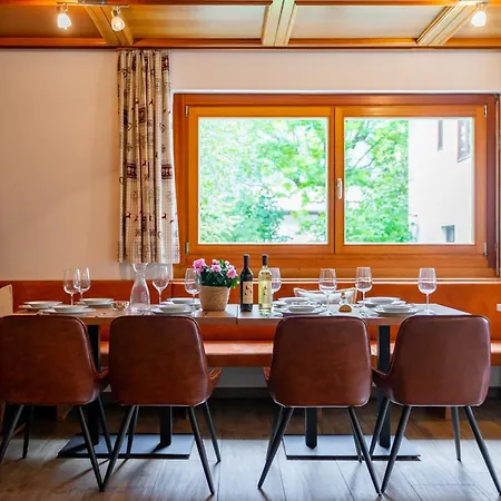 ياسمين شاليه *